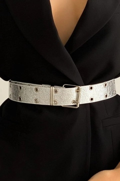 A wholesale clothing model wears mna10578-silver-color-bird-eyed-glitter-belt, Turkish wholesale Belt of Mina Fashion