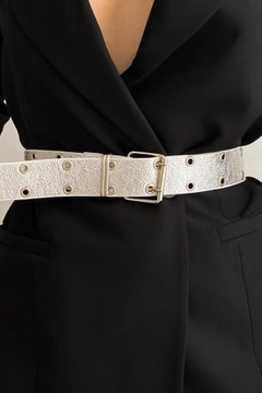 A wholesale clothing model wears mna10578-silver-color-bird-eyed-glitter-belt, Turkish wholesale Belt of Mina Fashion