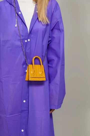 A wholesale clothing model wears  Mustard Chain Strap Micro Bag
, Turkish wholesale Bag of Mina Fashion