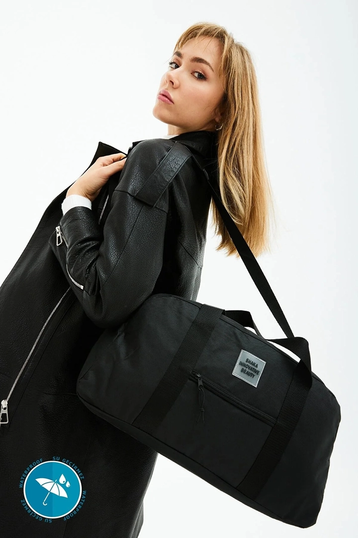 A wholesale clothing model wears mna10699-waterproof-travel-fitness-and-sports-bag-with-front-pocket-detail-and-adjustable-strap, Turkish wholesale Bag of Mina Fashion