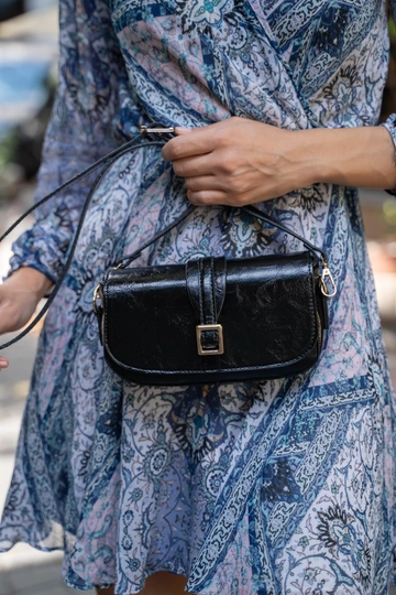 Ένα μοντέλο χονδρικής πώλησης ρούχων φοράει  Τσάντα Χιαστί Alina Buckle - Μαύρο Λουστρίνι
, τούρκικο Τσάντα χονδρικής πώλησης από Mina Fashion