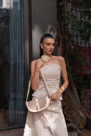 Bir model, Mina Fashion toptan giyim markasının  Diva Kontrast Tasarım Çapraz Askılı  Çanta - Vizon
 toptan Çanta ürününü sergiliyor.