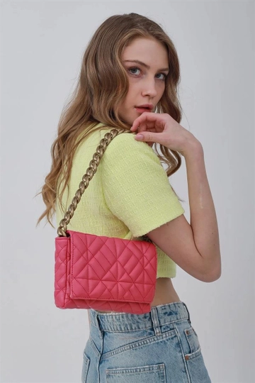 Ein Bekleidungsmodell aus dem Großhandel trägt  Gesteppte Umhängetasche Mit Kette In Fuchsia
, türkischer Großhandel Tasche von Mina Fashion
