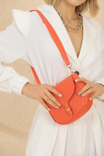 A wholesale clothing model wears  Simple And Stylish Snap Closure Crossbody Shoulder Bag With Adjustable Strap
, Turkish wholesale Bag of Mina Fashion