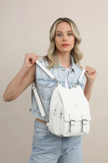 Bir model, Mina Fashion toptan giyim markasının  Krinkıl Kumaş Okul El Ve Sırt Çantası Beyaz
 toptan Çanta ürününü sergiliyor.