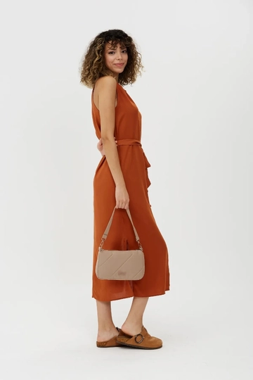 Een kledingmodel uit de groothandel draagt  Gewatteerde dagelijkse sportcanvas stokbrood hand- en schoudertas
, Turkse groothandel Tas van Mina Fashion