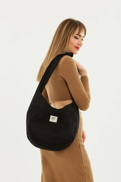 A wholesale clothing model wears mna10065-casual-model-canvas-fabric-daily-shoulder-bag-with-adjustable-fastening-strap, Turkish wholesale Bag of Mina Fashion