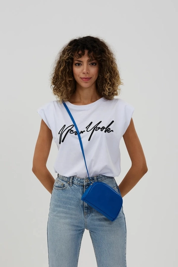 A wholesale clothing model wears  Mini Urban Cross Strap Single Compartment Faux Leather Shoulder Bag
, Turkish wholesale Bag of Mina Fashion