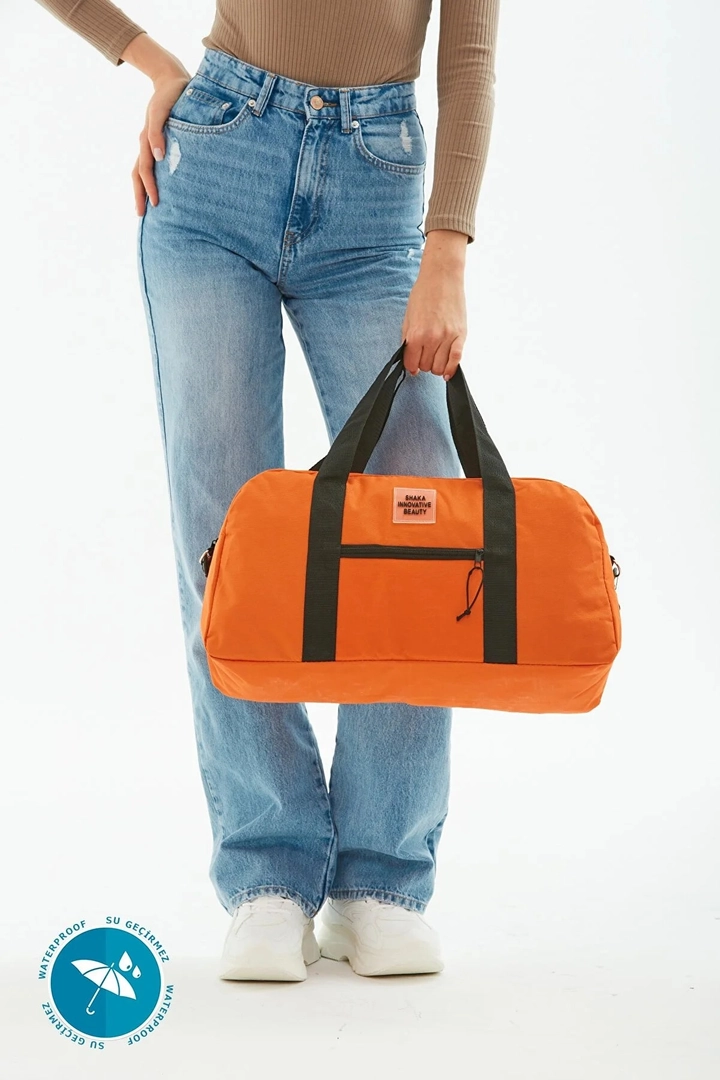 A wholesale clothing model wears mna10212-waterproof-travel-fitness-and-sports-bag-with-front-pocket-detail-and-adjustable-strap, Turkish wholesale Bag of Mina Fashion