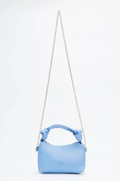 A wholesale clothing model wears mna10215-original-soft-leather-hand-and-shoulder-bag-with-knot-detail-and-chain-strap, Turkish wholesale Bag of Mina Fashion