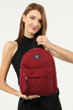 Bir model, Mina Fashion toptan giyim markasının mna10287-canvas-fabric-unisex-backpack-with-zippered-2-compartments-front-pocket-detail toptan Çanta ürününü sergiliyor.