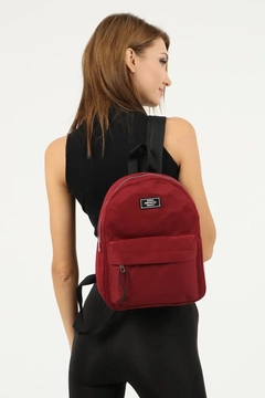 Bir model, Mina Fashion toptan giyim markasının mna10287-canvas-fabric-unisex-backpack-with-zippered-2-compartments-front-pocket-detail toptan Çanta ürününü sergiliyor.