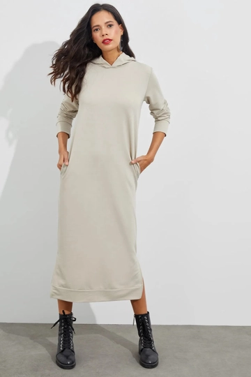 A wholesale clothing model wears  Stone Slit Hooded Maxi Dress
, Turkish wholesale Dress of Mina Fashion
