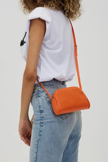 A wholesale clothing model wears  Mini Urban Cross Strap Single Compartment Faux Leather Shoulder Bag
, Turkish wholesale Bag of Mina Fashion