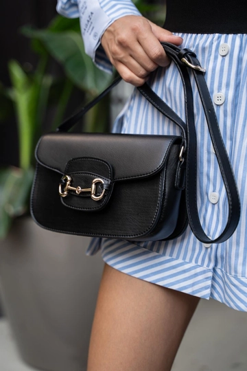 Ein Bekleidungsmodell aus dem Großhandel trägt  Schultergurttasche Mit Doppeltem Zubehör Schwarz
, türkischer Großhandel Tasche von Mina Fashion
