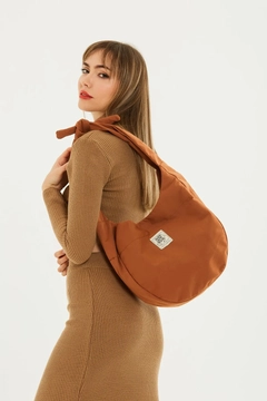 A wholesale clothing model wears mna11014-casual-model-canvas-fabric-daily-shoulder-bag-with-adjustable-fastening-strap, Turkish wholesale Bag of Mina Fashion