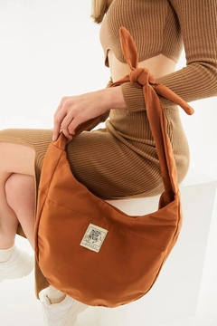 A wholesale clothing model wears mna11014-casual-model-canvas-fabric-daily-shoulder-bag-with-adjustable-fastening-strap, Turkish wholesale Bag of Mina Fashion