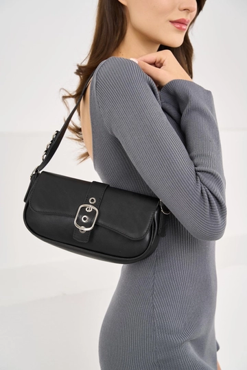 Ein Bekleidungsmodell aus dem Großhandel trägt  Bonita Tasche Mit Schnallengriff – Schwarz
, türkischer Großhandel Tasche von Mina Fashion