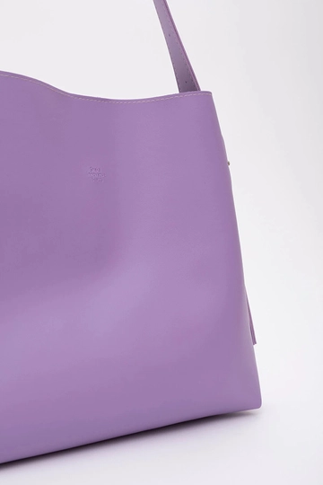 Een kledingmodel uit de groothandel draagt  Arm- en schoudertas met verstelbare riem en make-uptas van leer met druksluiting
, Turkse groothandel Tas van Mina Fashion
