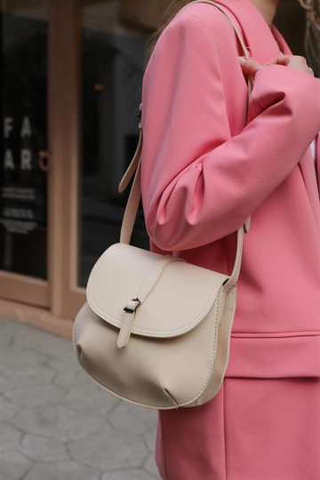 Модел на дрехи на едро носи  Бежова Чанта С Презрамка С Катарама
, турски едро Чанта на Mina Fashion