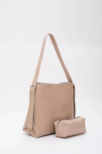 A wholesale clothing model wears  Adjustable Strap Arm And Shoulder Bag With Leather Snap Fastener Makeup Bag
, Turkish wholesale Bag of Mina Fashion