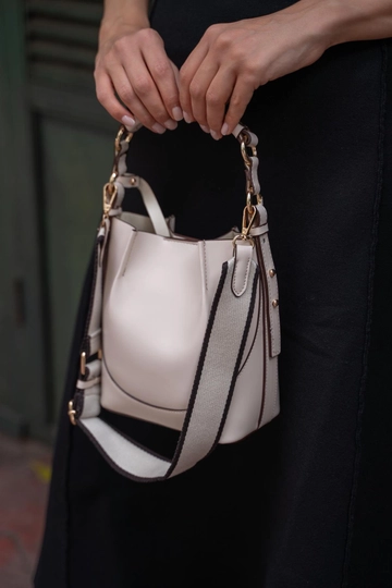 Модел на дрехи на едро носи  Lauro Topstitched Wallet Bucket Bag - Кремав
, турски едро Чанта на Mina Fashion