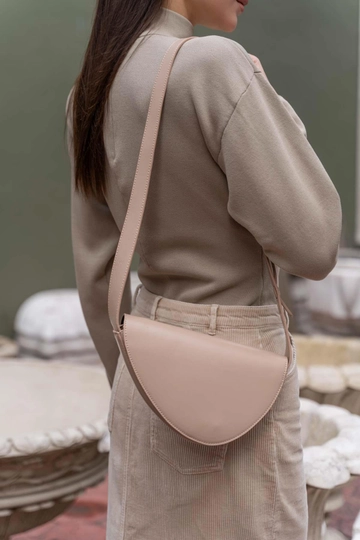 A wholesale clothing model wears  Aça Cross Strap Asymmetrical Bag Mink
, Turkish wholesale Bag of Mina Fashion