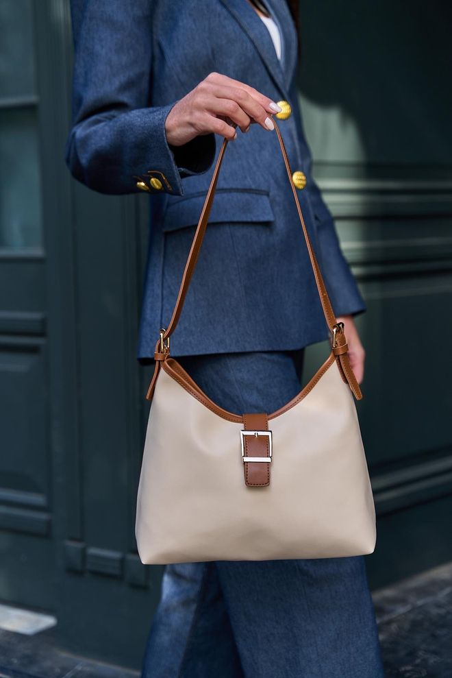 Mina Fashion Bolsa de mão e ombro com detalhes de fivela dourada em creme Roupas por atacado 2
