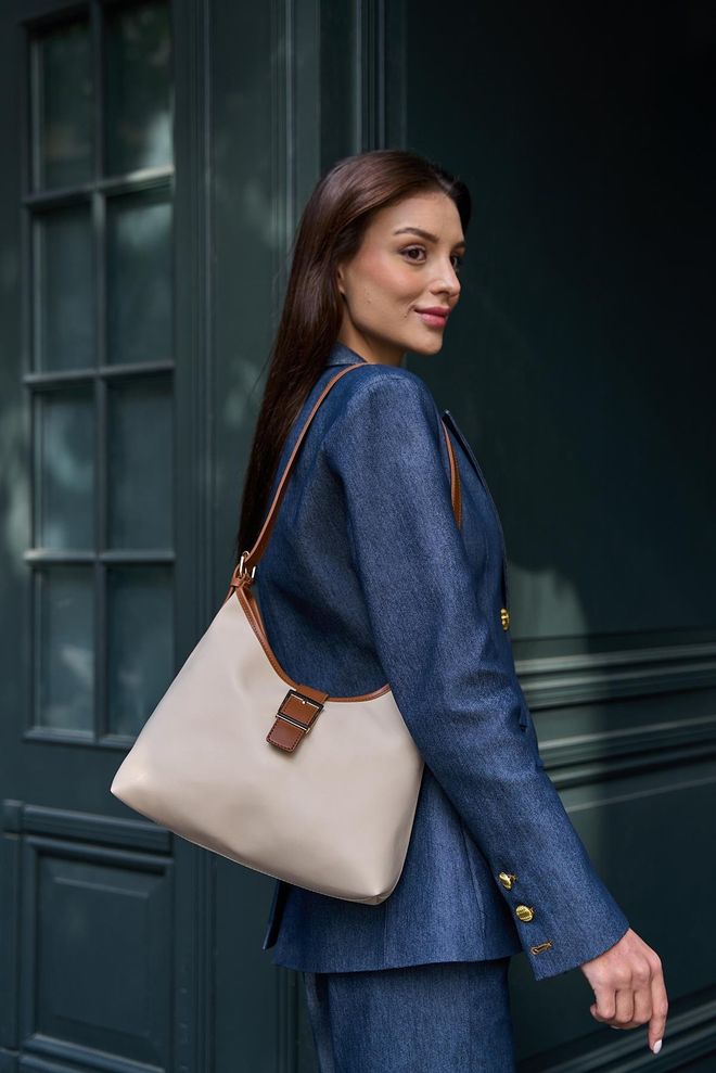 Mina Fashion Bolsa de mão e ombro com detalhes de fivela dourada em creme Roupas por atacado 3