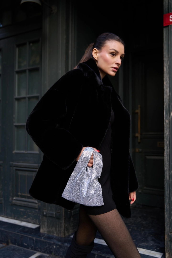 A wholesale clothing model wears mna11256-sequined-handbag-silver, Turkish wholesale Bag of Mina Fashion