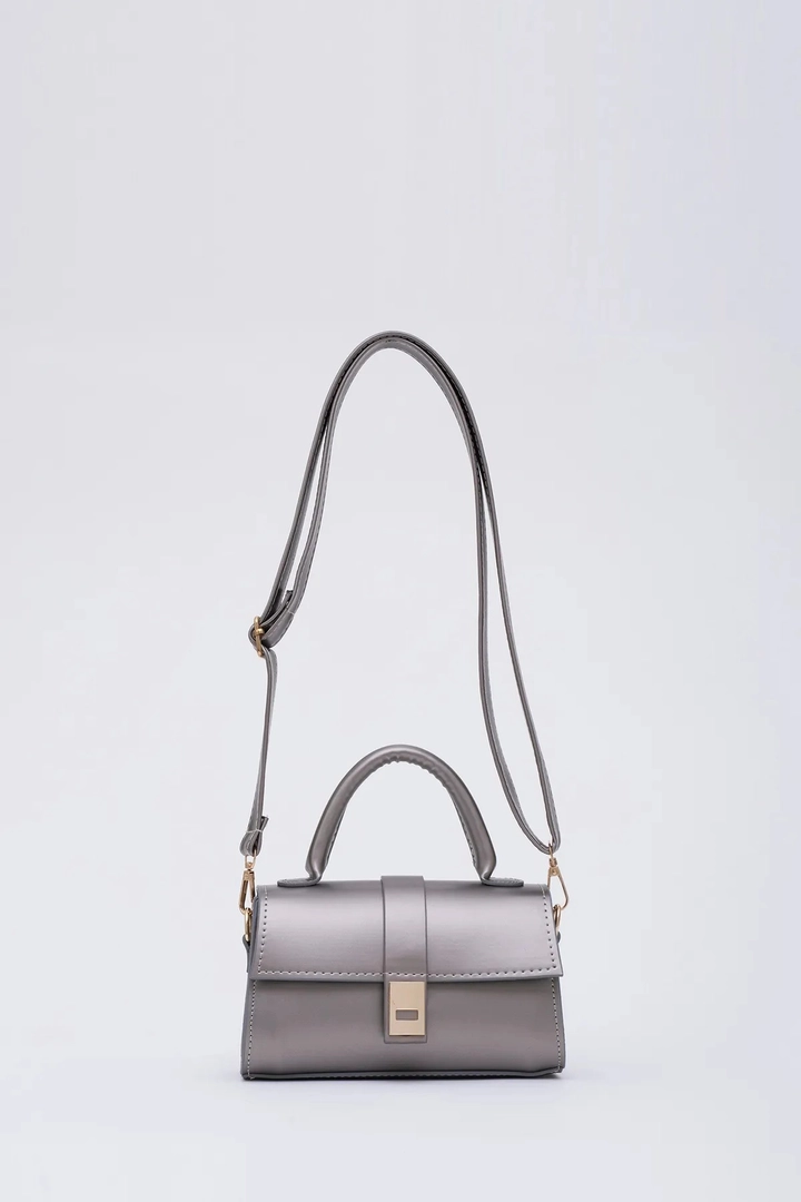 A wholesale clothing model wears mna11388-faux-leather-women's-handbag-and-shoulder-bag-with-adjustable-strap-with-snap-fasteners, Turkish wholesale Bag of Mina Fashion