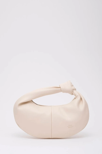 Een kledingmodel uit de groothandel draagt  Kunstleren handtas met één compartiment en knoopdetail
, Turkse groothandel Tas van Mina Fashion