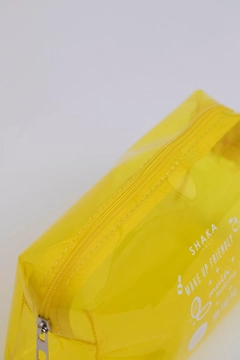 A wholesale clothing model wears mna11568-transparent-pvc-travel-&-makeup-bag, Turkish wholesale Bag of Mina Fashion