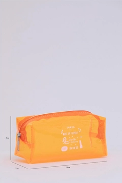 A wholesale clothing model wears mna11572-rectangular-transparent-pvc-travel-&-makeup-bag, Turkish wholesale Bag of Mina Fashion