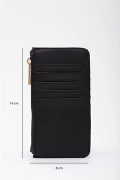 A wholesale clothing model wears mna11575-faux-leather-zippered-card-holder-wallet-with-coin-and-5-card-compartments, Turkish wholesale Bag of Mina Fashion