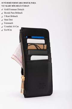 A wholesale clothing model wears mna11575-faux-leather-zippered-card-holder-wallet-with-coin-and-5-card-compartments, Turkish wholesale Bag of Mina Fashion