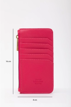 A wholesale clothing model wears mna11577-faux-leather-zippered-card-holder-wallet-with-coin-and-5-card-compartments, Turkish wholesale Bag of Mina Fashion