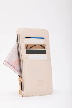 A wholesale clothing model wears mna11578-faux-leather-zippered-card-holder-wallet-with-coin-and-5-card-compartments, Turkish wholesale Bag of Mina Fashion