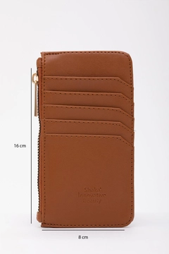 A wholesale clothing model wears mna11579-faux-leather-zippered-card-holder-wallet-with-coin-and-5-card-compartments, Turkish wholesale Bag of Mina Fashion
