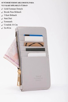 A wholesale clothing model wears mna11581-faux-leather-zippered-card-holder-wallet-with-coin-and-5-card-compartments, Turkish wholesale Bag of Mina Fashion