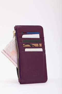 A wholesale clothing model wears mna11582-faux-leather-zippered-card-holder-wallet-with-coin-and-5-card-compartments, Turkish wholesale Bag of Mina Fashion