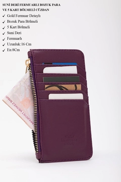 A wholesale clothing model wears mna11582-faux-leather-zippered-card-holder-wallet-with-coin-and-5-card-compartments, Turkish wholesale Bag of Mina Fashion