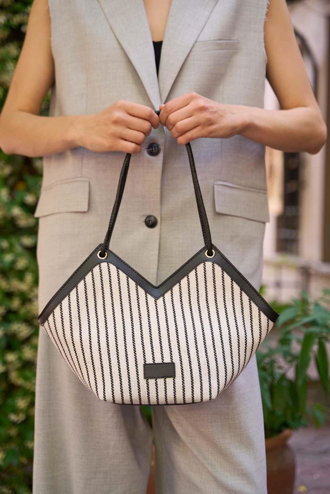 Mina Fashion Zippered Tote Bag Wholesale Clothing 1