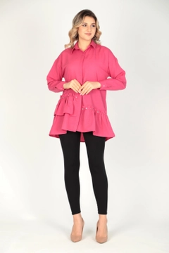 Bir model, Miena toptan giyim markasının 44712 - Shirt - Fuchsia toptan Gömlek ürününü sergiliyor.