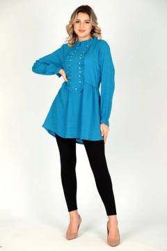 Bir model, Miena toptan giyim markasının 44723 - Blouse - Blue toptan Bluz ürününü sergiliyor.