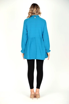 Ein Bekleidungsmodell aus dem Großhandel trägt 44723 - Blouse - Blue, türkischer Großhandel Bluse von Miena