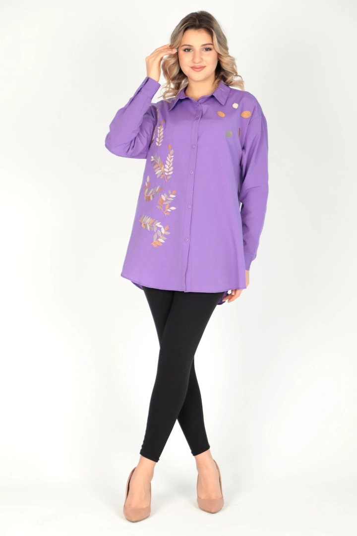 Модел на дрехи на едро носи 44731 - Shirt - Purple, турски едро Риза на Miena