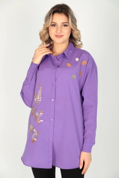 Ein Bekleidungsmodell aus dem Großhandel trägt 44731 - Shirt - Purple, türkischer Großhandel Hemd von Miena