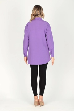 Bir model, Miena toptan giyim markasının 44731 - Shirt - Purple toptan Gömlek ürününü sergiliyor.