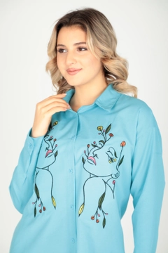 Una modella di abbigliamento all'ingrosso indossa 44756 - Shirt - Blue, vendita all'ingrosso turca di Camicia di Miena